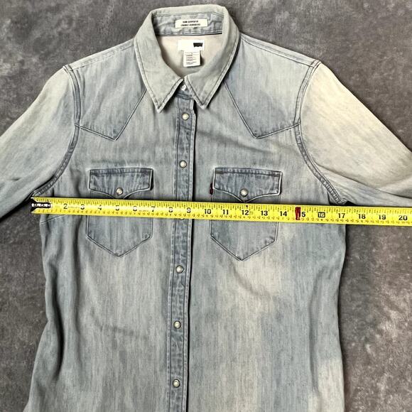 Levis Pearl Snap Light Wash Denim Button Down Womens M Western Yoke Pockets - Picture 6 of 9